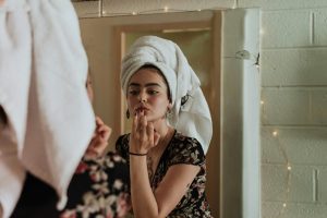 Гіалуронова кислота для обличчя: зволоження, шари й захисний крем